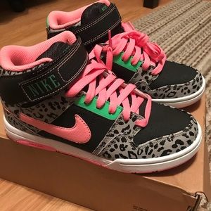 Nike Women’s Air Mogan Mid 2
BNIB. Size 5.5.